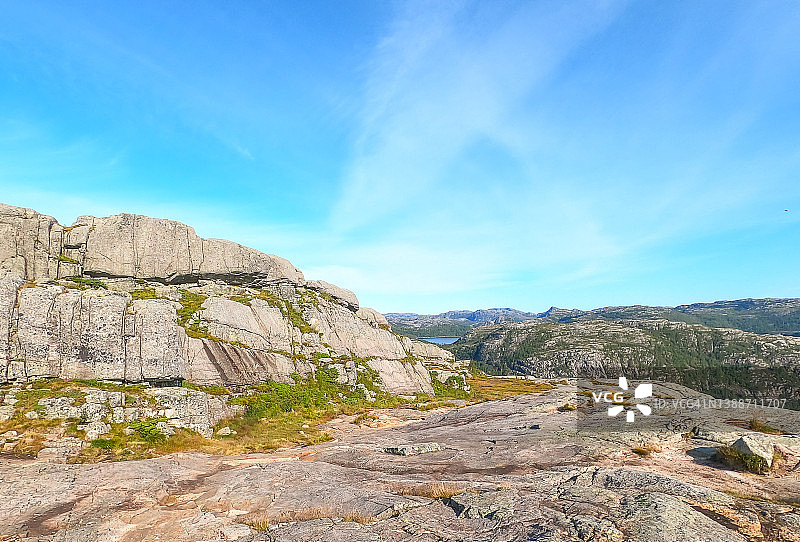 挪威布道台岩附近的夏季景观图片素材