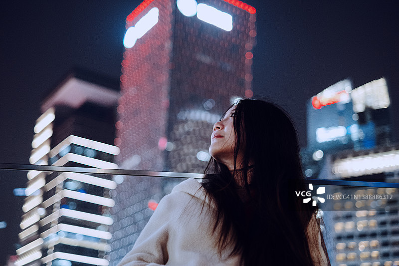 自信的年轻亚洲女商人站在金融区，上海，中国图片素材