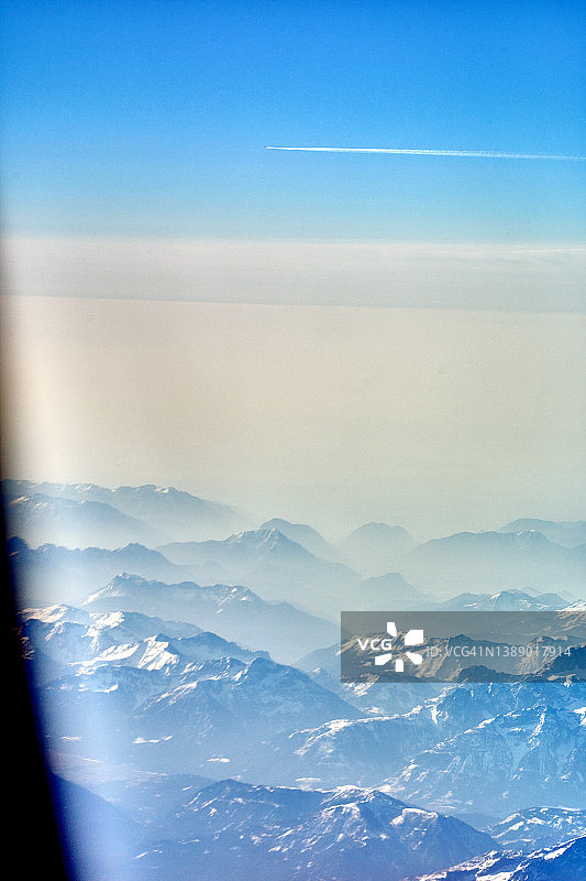 从飞机窗口看到阿尔卑斯山的景色图片素材