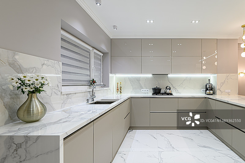 工作室空间的豪华白色现代大理石厨房图片素材