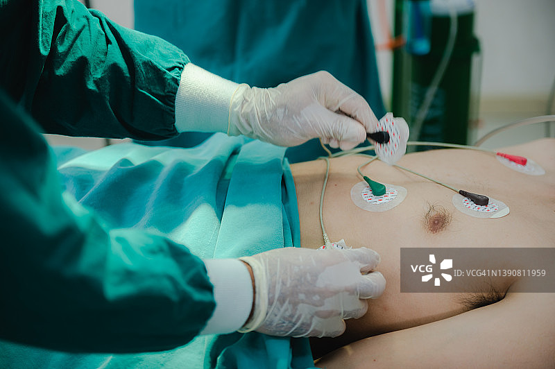 外科医疗器械供医院手术室使用，外科医疗器械工具由专业医生使用图片素材