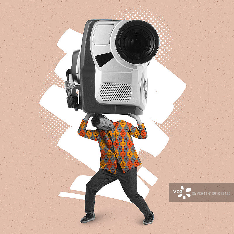 当代艺术拼贴。男子拿着巨大的摄像机孤立在桃子背景。电影制作人图片素材