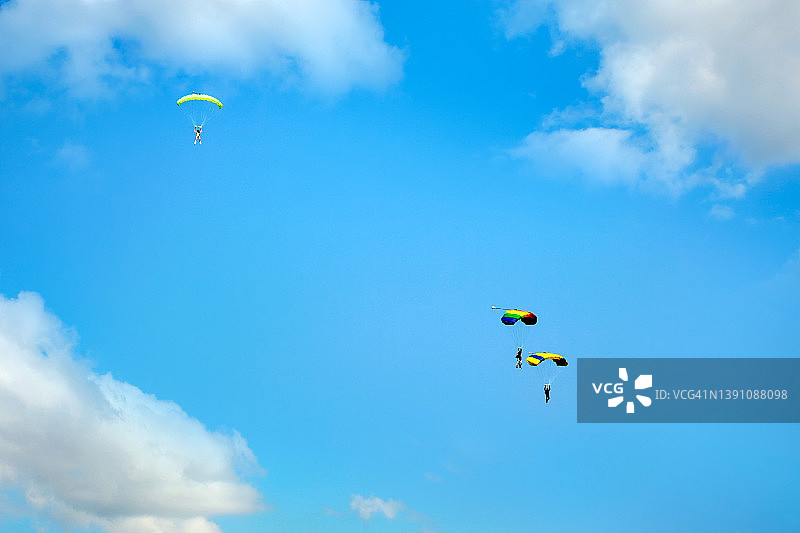 在蓝天白云的上空跳伞图片素材