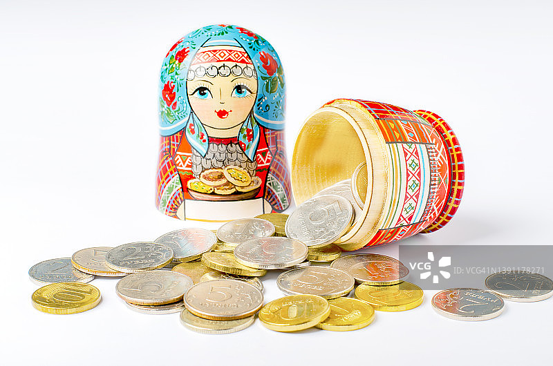 俄罗斯传统玩具俄罗斯套娃和钱。白色背景。本空间图片素材