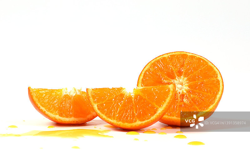 橙子、切半橙子、健康水果、橘子、维生素C，衬白底色配上清爽的水滴图片素材
