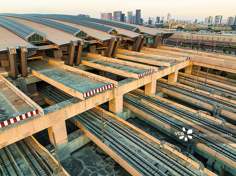 泰国曼谷正在建设的铁路枢纽运输大楼邦苏中央车站的火车轨道、电缆和站台的无人机视图图片素材