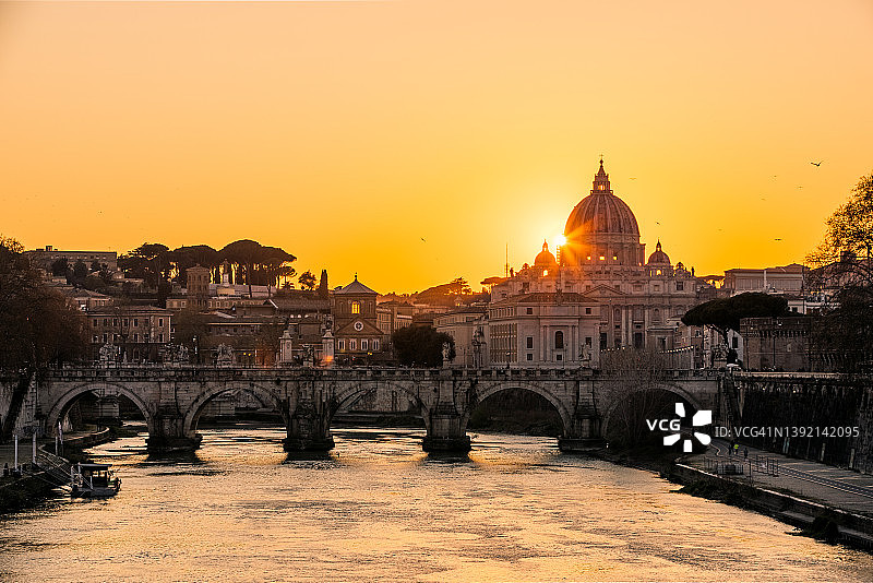 日落时分，意大利拉齐奥，台伯河和圣彼得大教堂的罗马天际线图片素材