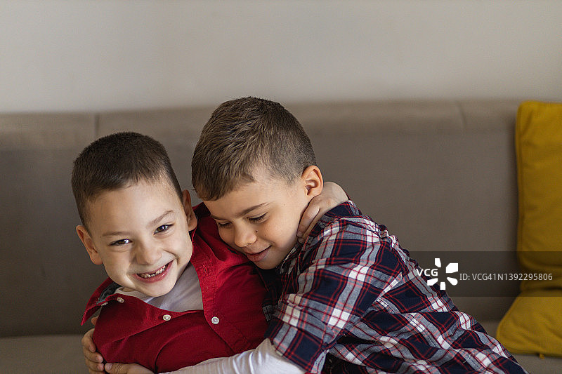 两个快乐的小男孩拥抱在一起图片素材