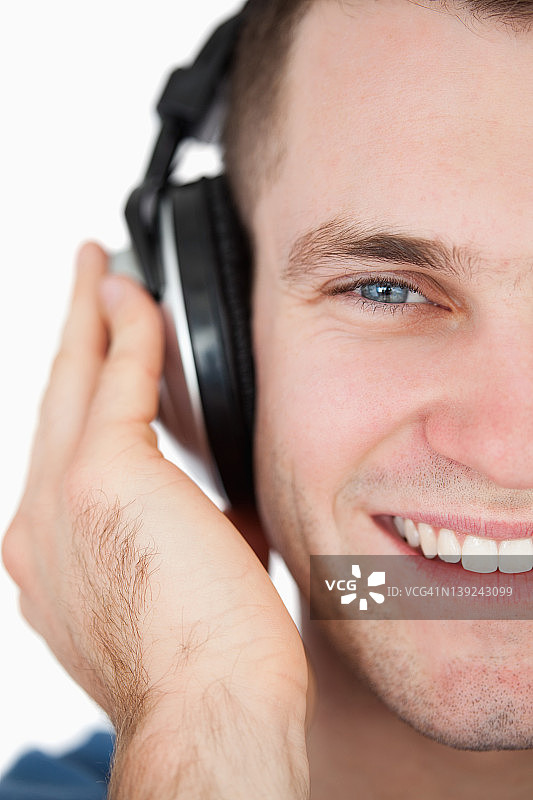 一个微笑着听音乐的男人的特写图片素材