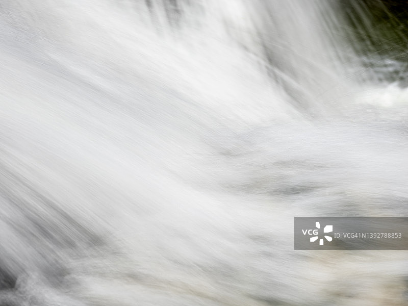 完整的画面，水在大自然的瀑布下移动。图片素材