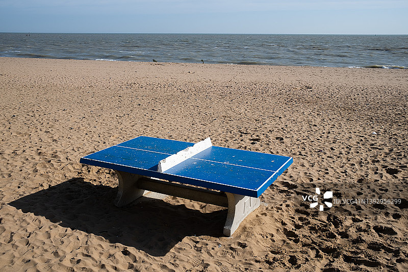沙滩上的乒乓球台图片素材