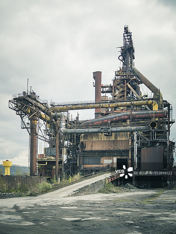 比利时沙勒罗伊的废弃工业区的视图，沿着桑伯雷河图片素材