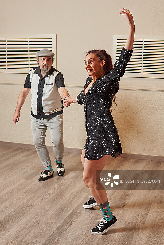 在舞厅里跳林迪舞的老年夫妇图片素材