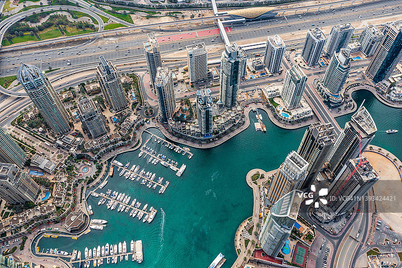鸟瞰迪拜滨海未来主义天际线与人造湖在中间图片素材