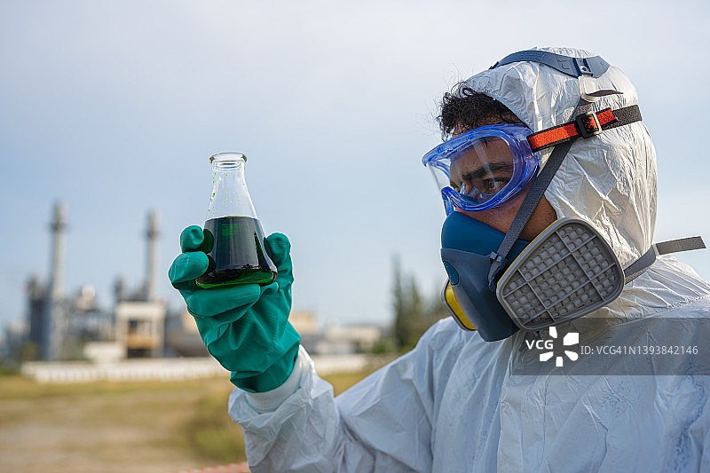 科学家正在检查与水混合的石油泄漏的毒性。图片素材
