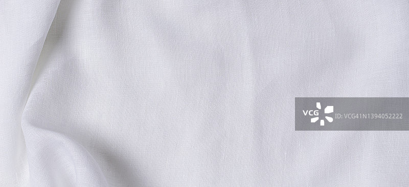 白色褶皱亚麻布纹理背景。天然亚麻有机生态纺织品帆布背景。俯视图图片素材