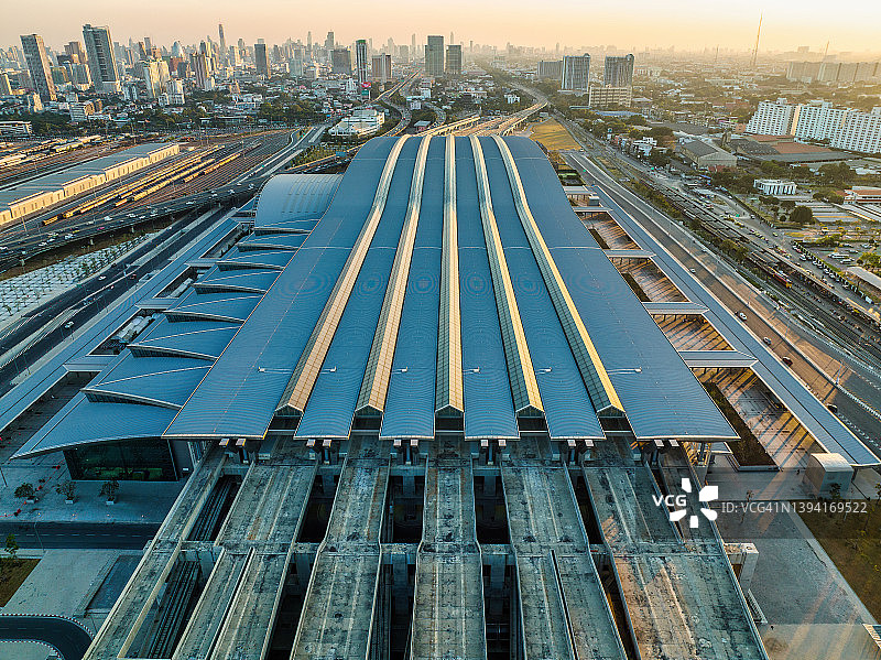 泰国曼谷正在建设的铁路枢纽运输大楼邦苏中央车站的火车轨道、电缆和站台的无人机视图图片素材