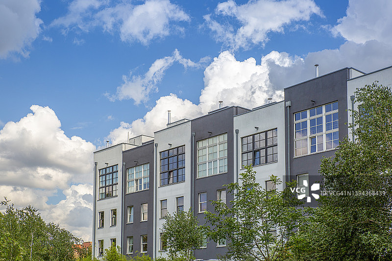 德国，柏林，新开发区的一排狭窄的公寓楼图片素材