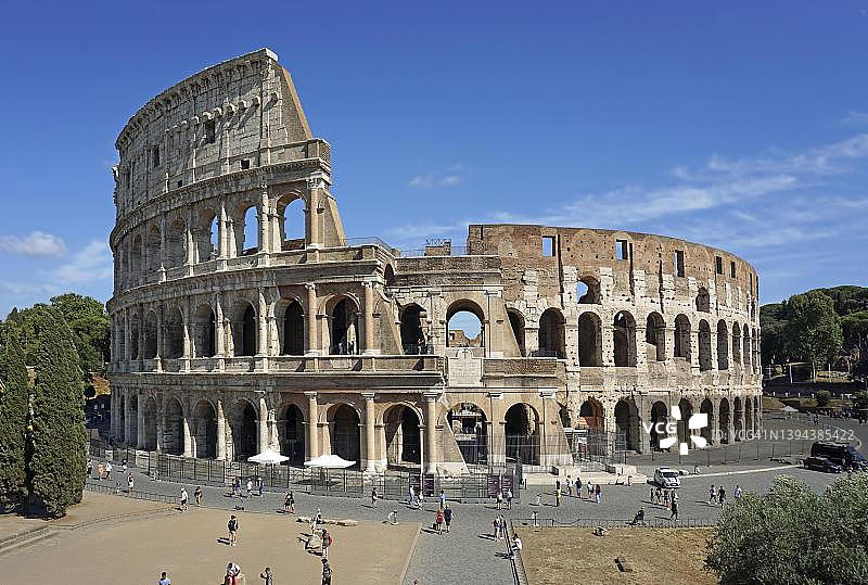 意大利，拉齐奥，罗马，联合国教科文组织世界遗产罗马圆形大剧场前的冠状病毒危机期间的游客图片素材