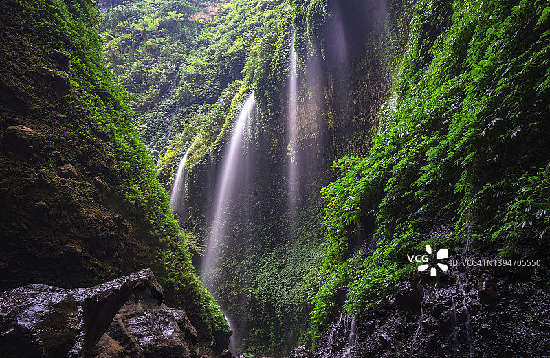 在印尼东爪哇的马达卡里普拉瀑布探险和站立放松图片素材