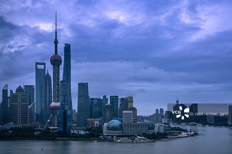 上海城市天际线和外滩在黄昏，上海，中国。图片素材