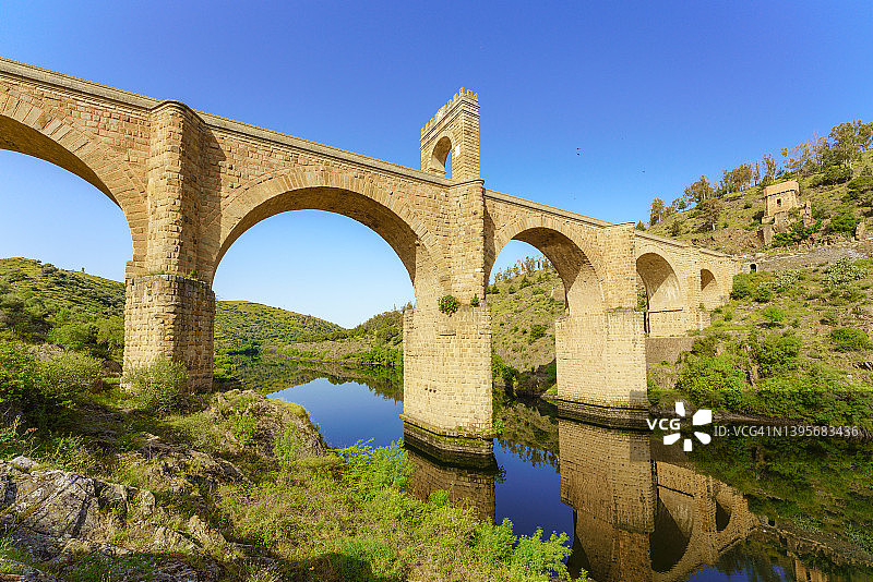 西班牙埃斯特雷马杜拉的阿尔坎塔拉桥图片素材