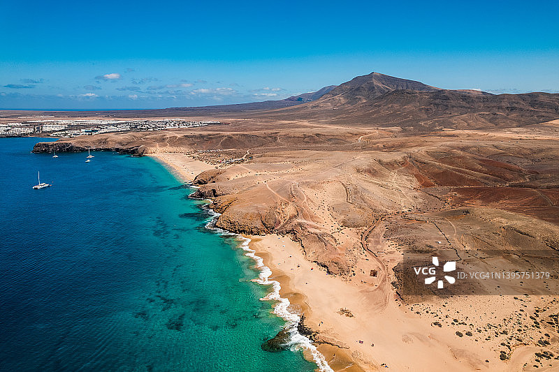 航拍的帕帕加约海滩在科斯塔布兰卡，雅伊扎，兰萨罗特，加那利群岛，西班牙图片素材