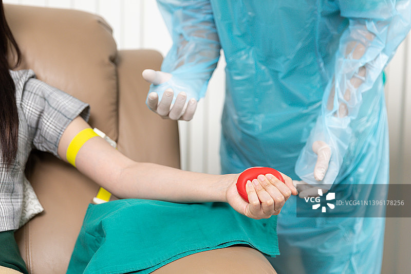 近手妇女挤球。献血图片素材