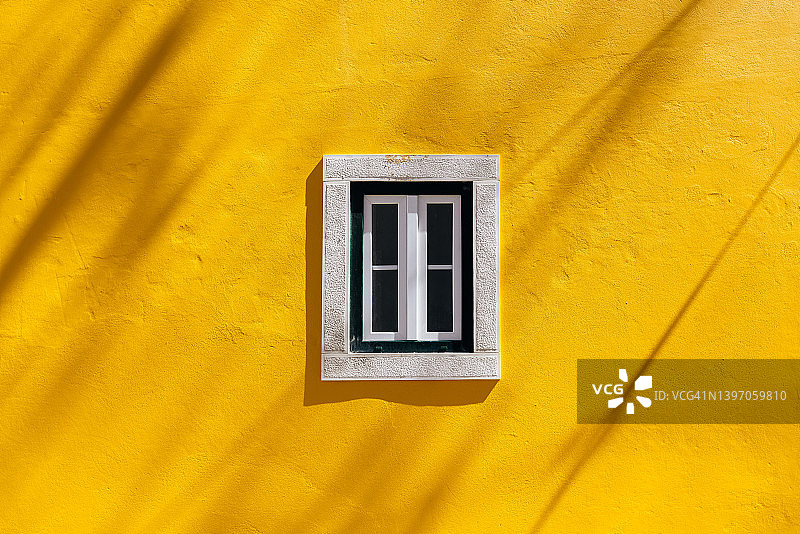 葡萄牙里斯本，充满活力的黄色房子的窗户图片素材