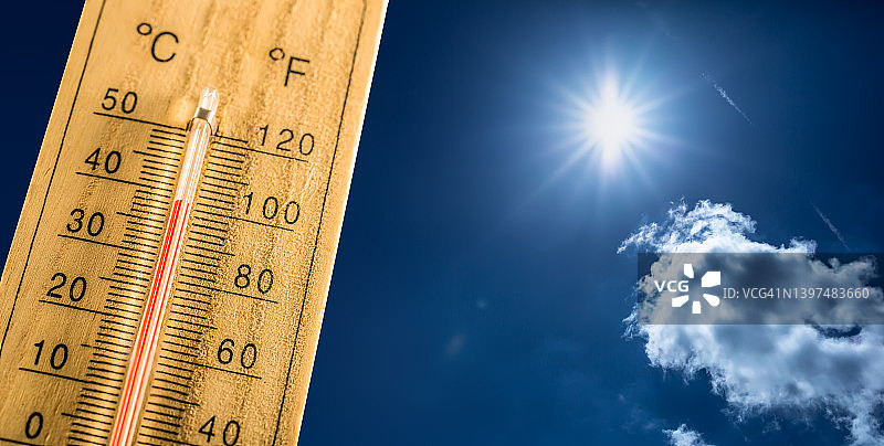 炎热的夏天，温度计上的温度是一百华氏度。图片素材