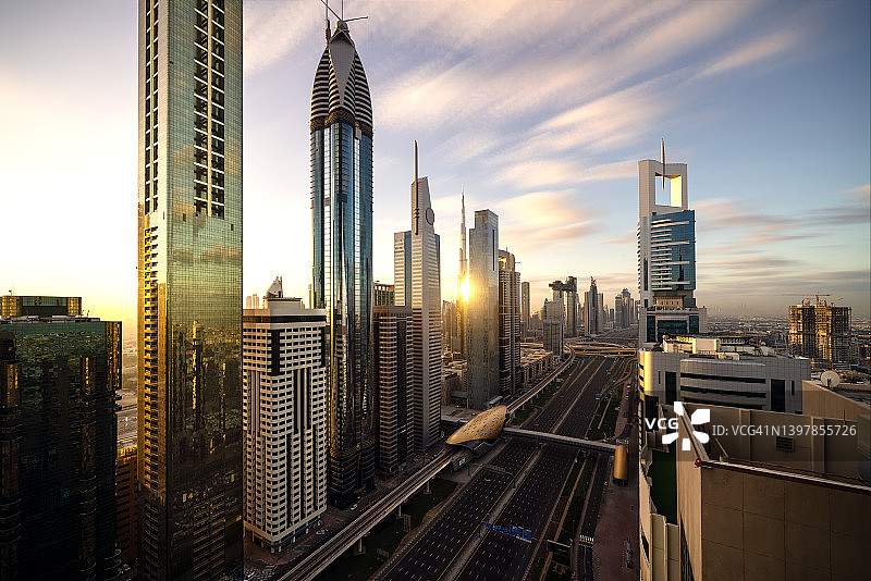 城市景观的鸟瞰图在日出在迪拜阿联酋图片素材