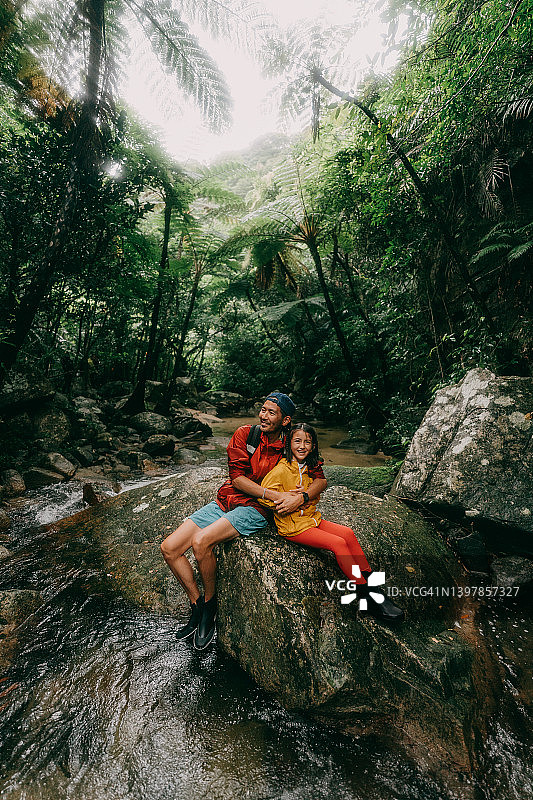 父亲和女儿在热带雨林图片素材