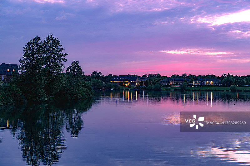 美丽的风景引人注目的天空紫色和黄色的弗兹顿湖在米尔顿凯恩斯图片素材