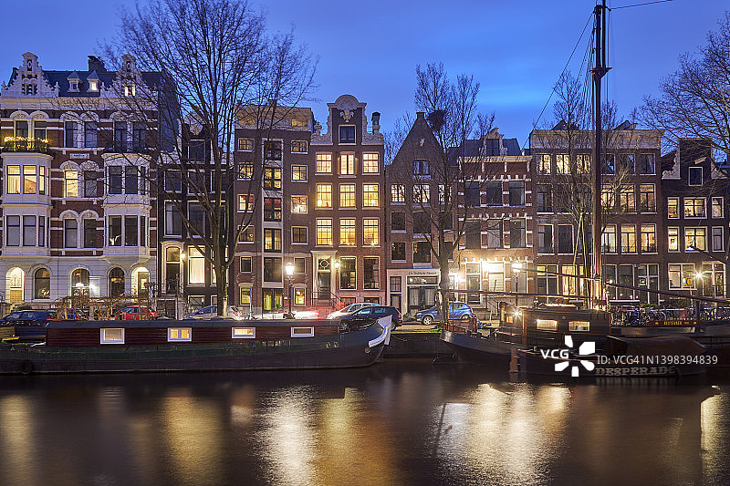 阿姆斯特丹运河夜晚的房屋图片素材