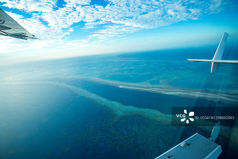 从上面俯瞰大堡礁，澳大利亚昆士兰的风景飞行图片素材