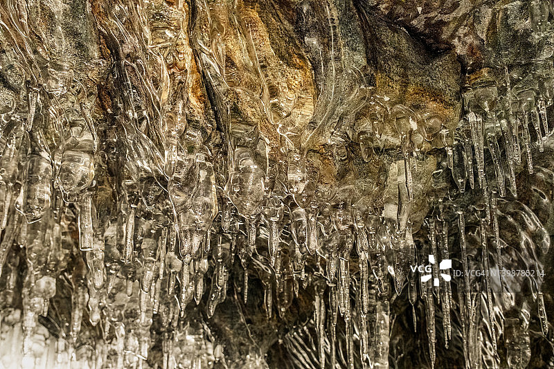 贝加尔湖洞穴中的冰柱图片素材