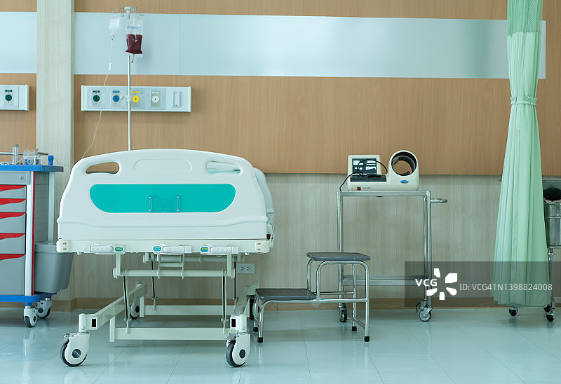 医院急救室的病床，备有应急设备图片素材