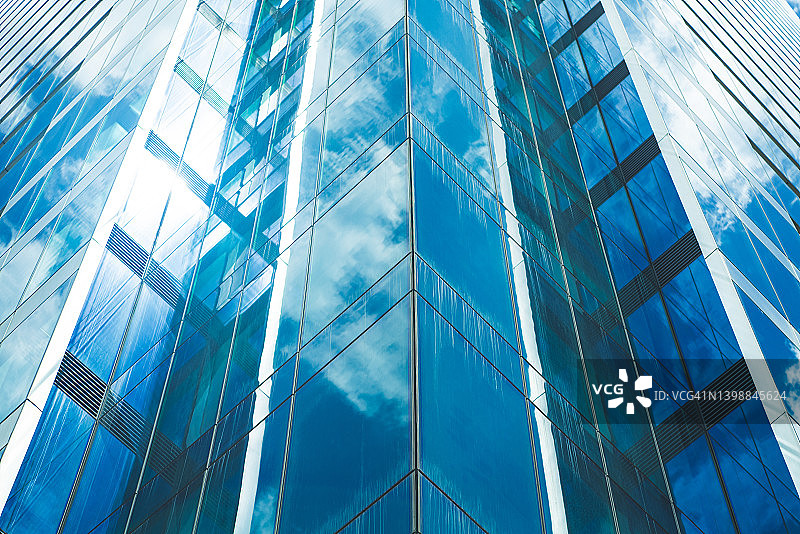 下面的全景和透视的钢蓝色玻璃高层建筑摩天大楼图片素材
