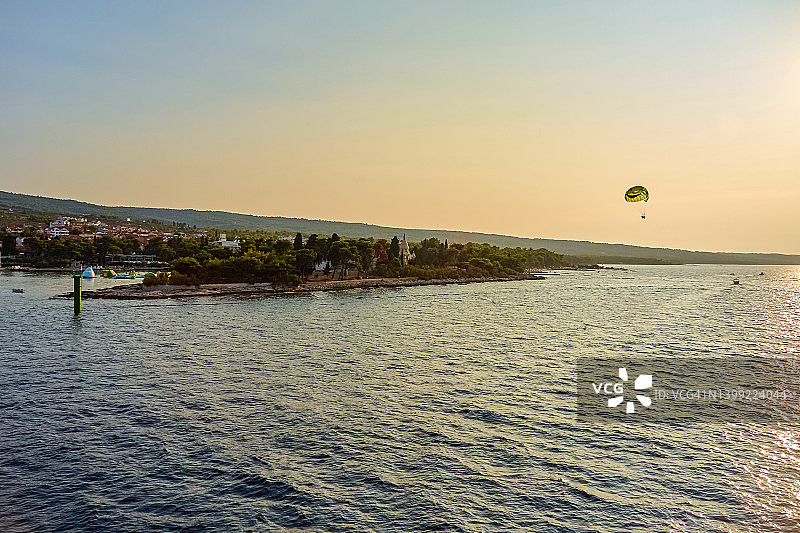 在克罗地亚布拉克岛的superpetar海岸，在亚得里亚海上空滑翔。图片素材