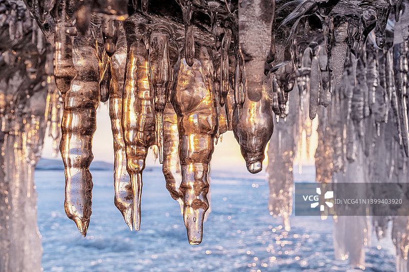 日落时贝加尔湖洞穴中的冰柱图片素材