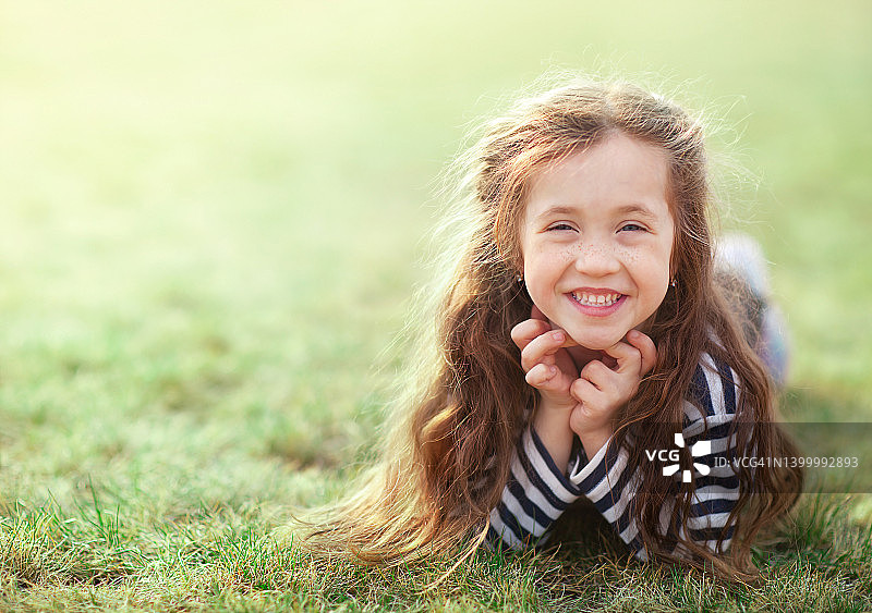 草地上的一个小女孩图片素材