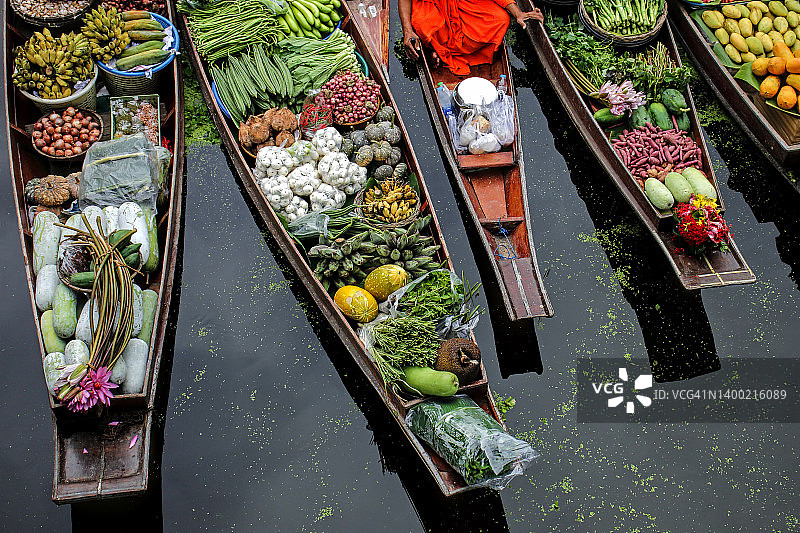 泰国曼谷，水上市场上的水果和蔬菜小贩图片素材