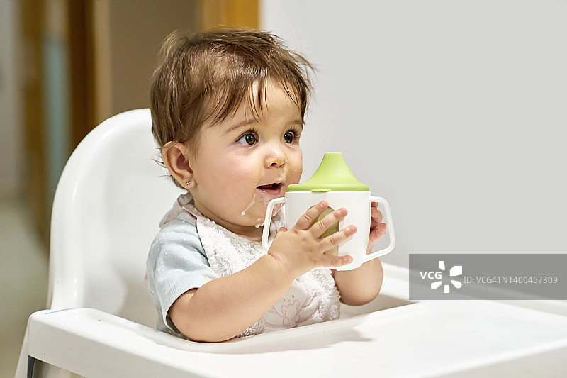 可爱的女婴喝牛奶图片素材