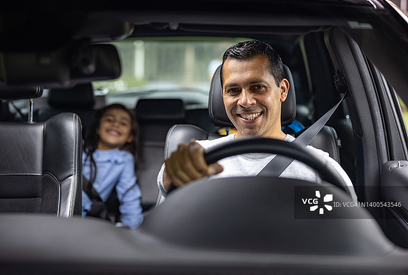 快乐的父亲开车送女儿上学图片素材