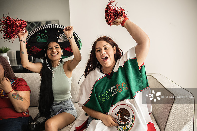 朋友们在家里庆祝墨西哥足球队进球图片素材