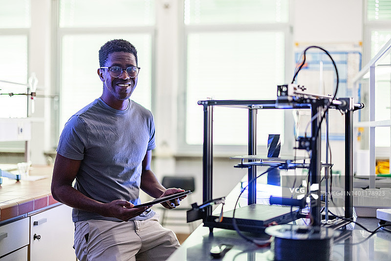 年轻的非洲裔美国工程师在他的实验室图片素材