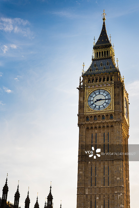 伦敦，蓝天下的大本钟图片素材