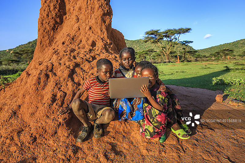 东非的非洲小孩在使用笔记本电脑图片素材