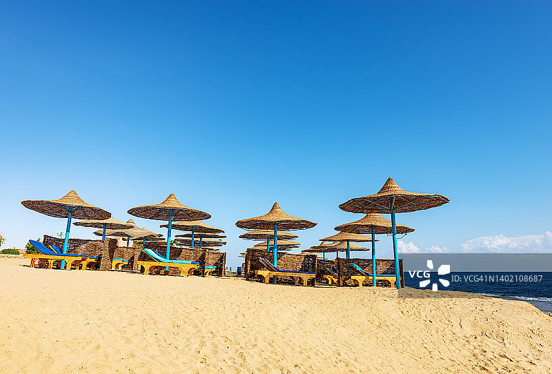 带草伞和躺椅的红海海滩- Marsa Alam埃及非洲图片素材