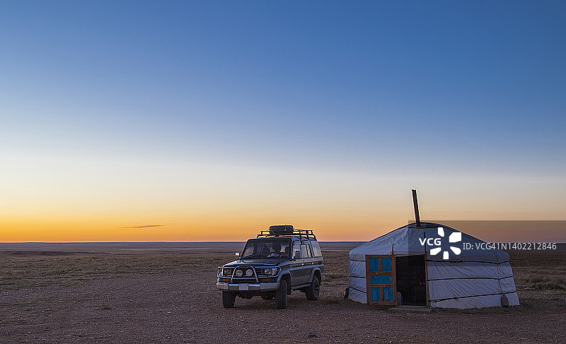 停在戈壁沙漠蒙古包的SUV图片素材